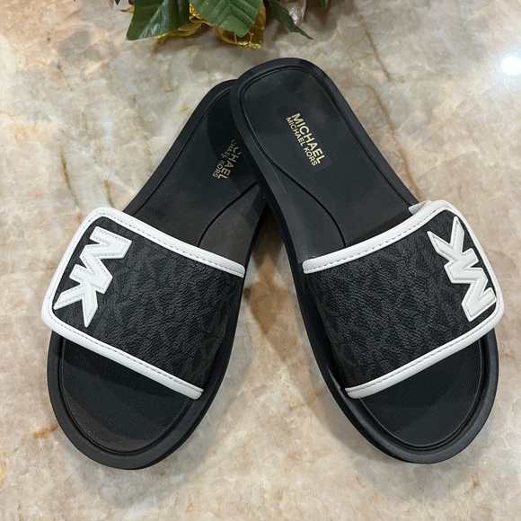 Michael Michael Kors Slide Sandal. New without box - Picture 3 of 6